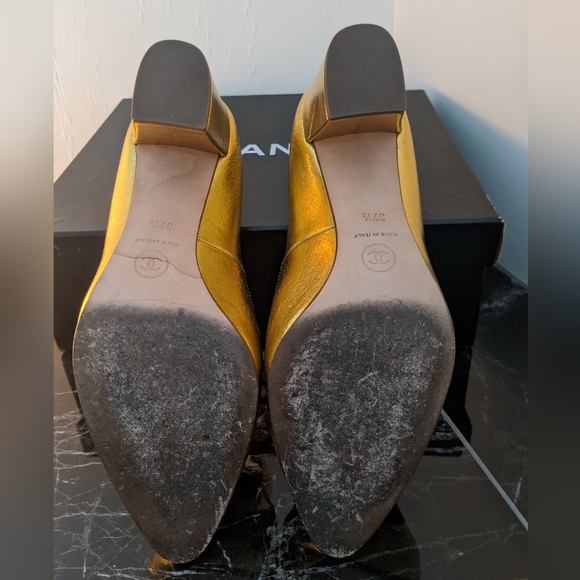 Gold vintage Chanel heels, size 37 1/2 - Picture 2 of 4